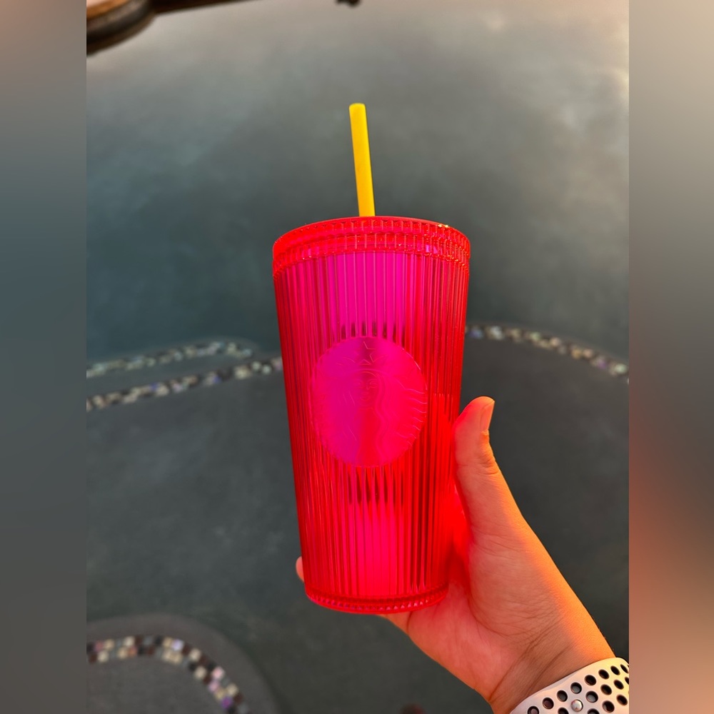 NWT hot pink Starbucks pleated neon pink tumblr coffee ☕️ 16 fl oz summer 2023